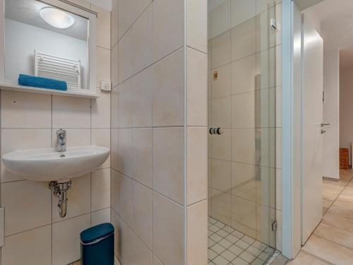 a bathroom with a sink and a shower at Ferienwohnung Eichhorst in Trassenheide