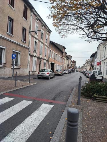 une rue vide avec des voitures garées sur le côté de la route dans l'établissement Chambre 2 personnes, à Saint-Vallier