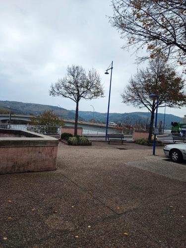 un parc avec un banc et un éclairage de rue dans l'établissement Chambre 2 personnes, à Saint-Vallier