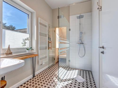 Bilik mandi di Ferienhaus Fritz Reethus mit Sauna und Kamin
