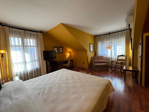 Ένα ή περισσότερα κρεβάτια σε δωμάτιο στο Hotel Cotiella