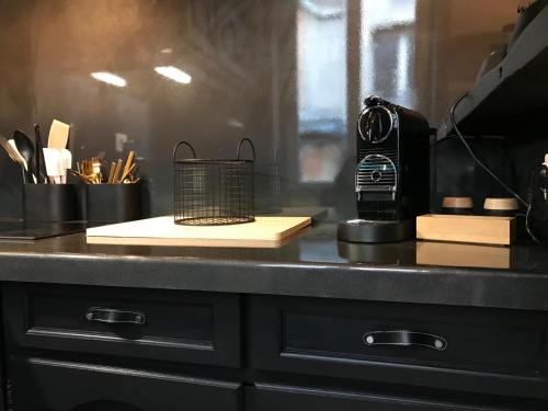 un comptoir de cuisine avec un comptoir noir dans l'établissement Le kozy, à Dijon