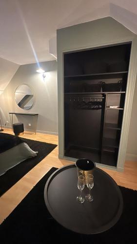 - deux verres à vin sur une table dans le salon dans l'établissement Le kozy, à Dijon