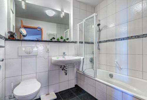 a bathroom with a toilet and a sink and a tub at Ostseeresidenz Gorki- Park - 02 mit Wellness und Schwimmbad in Bansin