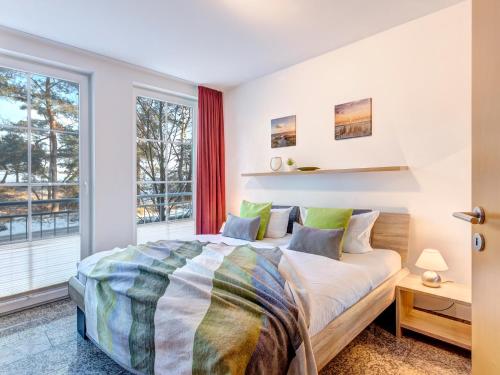 a bedroom with a bed and a window at Ostseeresidenz Gorki- Park - 02 mit Wellness und Schwimmbad in Bansin