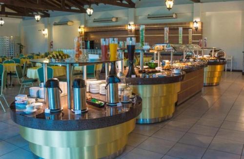 ein Restaurant mit Buffet und Speisen in der Unterkunft Capivari ecoresort residence in Campina Grande do Sul