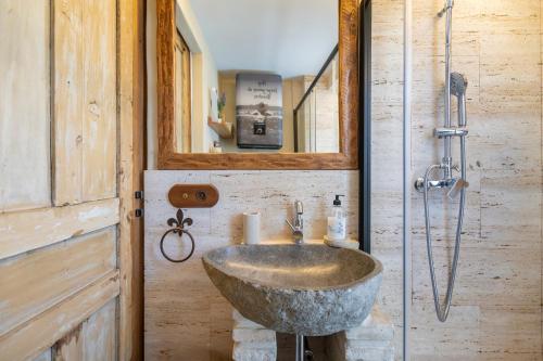 La salle de bains est pourvue d'un lavabo dans un mur en bois. dans l'établissement BHost - Puro Tarifa, à Tarifa