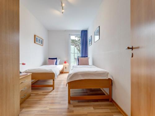 Dos camas en una habitación con ventana. en Ostseeresidenz Gorki- Park - 06 mit Wellness und Schwimmbad, en Bansin