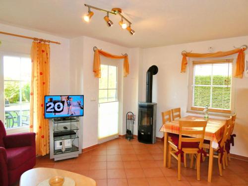 TV a/nebo společenská místnost v ubytování Ferienhaus am Eikboom - DHH2 mit Fasssauna