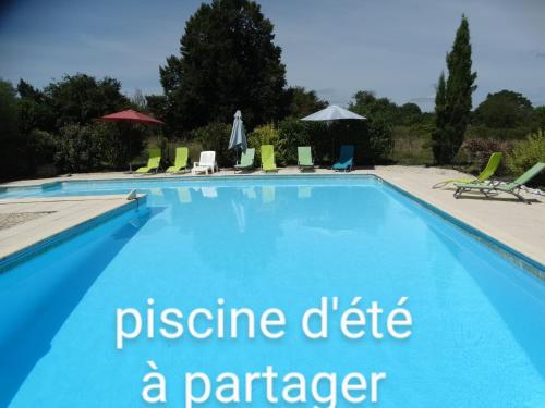 une piscine avec les mots plasticides a paracerge dans l'établissement La Petite Grange gîte climatisé plain-pied 3 chambres 5 personnes 2 toilettes parking WIFI piscine d'été chauffée animaux acceptés Gîte en pleine nature, à Lorignac