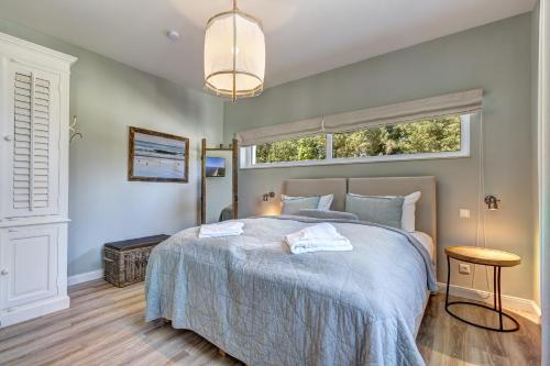 Giường trong phòng chung tại Ferienhaus Lodino Lodge mit Sauna und Kamin