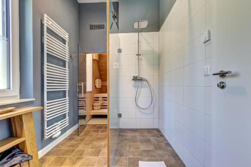 Phòng tắm tại Ferienhaus Lodino Lodge mit Sauna und Kamin