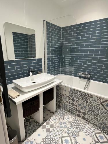 une salle de bain avec une baignoire et un lavabo et une baignoire dans l'établissement Maison vue mer proche Deauville et plage, à Benerville-sur-Mer