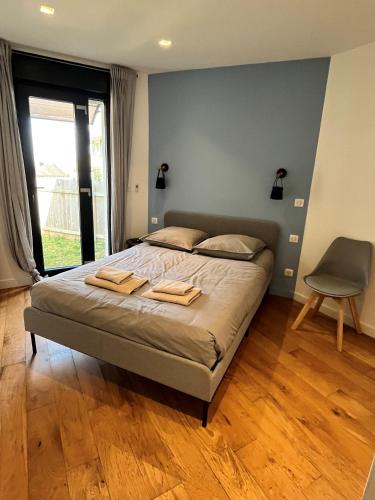 une chambre avec un lit avec deux serviettes dessus dans l'établissement Maison vue mer proche Deauville et plage, à Benerville-sur-Mer