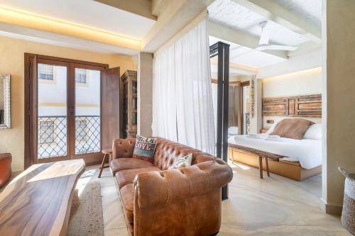 un salon avec un canapé et un lit dans l'établissement BHost - Puro Tarifa, à Tarifa