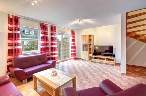 a living room with a couch and a tv at Ferienhaus "Krabbe" in Ostseebad Karlshagen