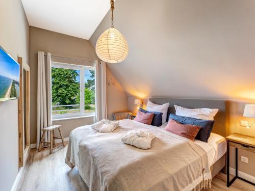 a bedroom with a large bed and a window at Ferienhaus Reethus 54° Loddin in Loddin