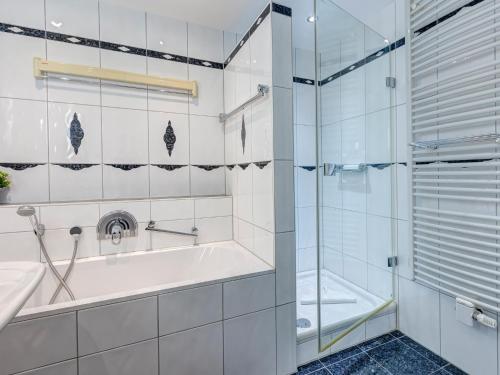 Villa Strandperle Wohnung 28/29 Bansin في بانسين: حمام أبيض مع حوض استحمام ودش