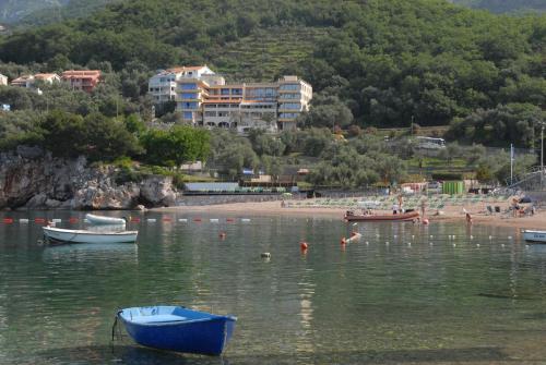 Imagen de la galería de Apartments Rino Lux, en Sveti Stefan