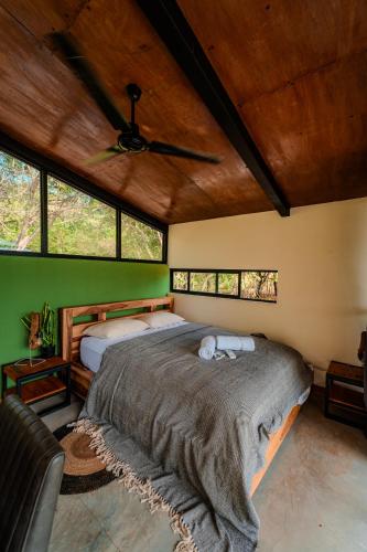 Letto o letti in una camera di Charming Tiny House with Jacuzzi & Fire Pit