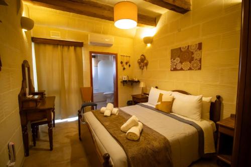 Ein Bett oder Betten in einem Zimmer der Unterkunft Il figolla farmhouse