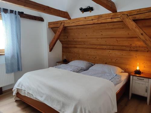 Una cama o camas en una habitación de Idyllic Mountain Hütte -Gesäuse Nationalpark
