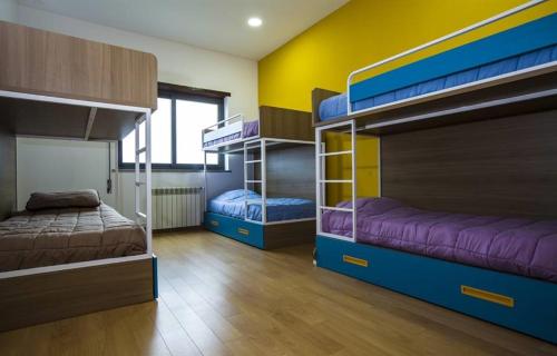 Двухъярусная кровать или двухъярусные кровати в номере Hostel EntryFik