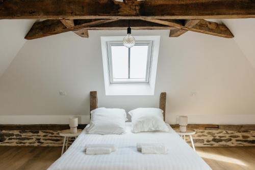 Una cama o camas en una habitación de Le Pont d'Or