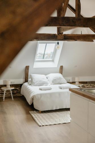 Una cama o camas en una habitación de Le Pont d'Or