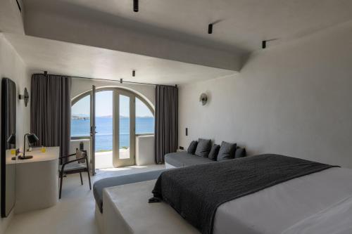 Cama ou camas em um quarto em Rocabella Mykonos Hotel