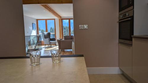 deux verres assis sur un comptoir dans une cuisine dans l'établissement Immeuble Savonette, au Bourg-dʼOisans