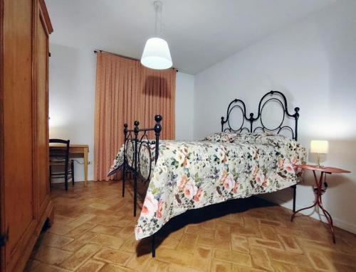 フォリーニョにあるcasaRegina b&b in collinaのベッドルーム1室(花柄のベッドカバー付)