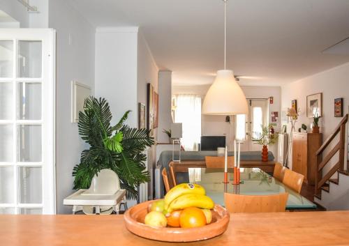 a bowl of fruit on a table in a kitchen at Casa das Escadinhas in Ericeira