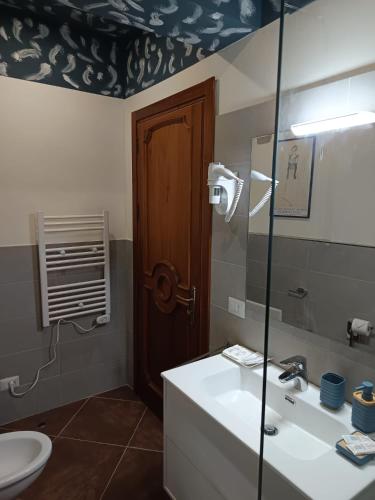 Bilik mandi di D&P Suite 3 Salemi