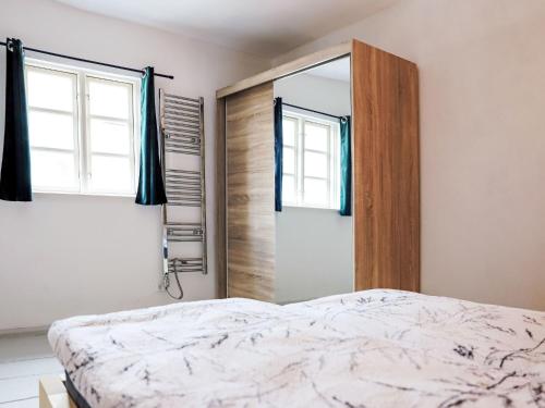 Un dormitorio con una cama y una puerta corrediza de vidrio. en Apartment Friedrich-Wilhelm II by Interhome, en Mirow