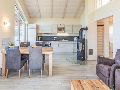 O bucătărie sau chicinetă la Holiday Home Sternschnuppe by Interhome