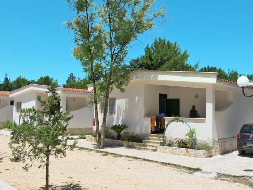 een huis met een auto ervoor geparkeerd bij Holiday Home Villaggio San Pablo-4 by Interhome in Vieste