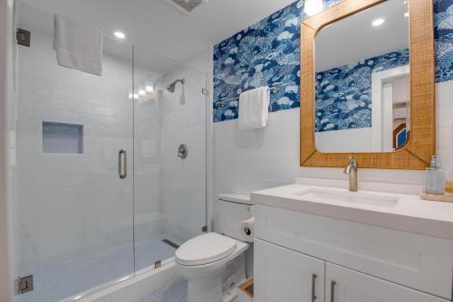 een badkamer met een toilet, een wastafel en een douche bij Underwater Cabana at Custom House Inn in Key West