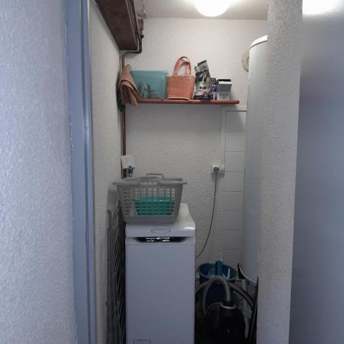 a small refrigerator with a basket on top of it at Gîte NOCTUA chez Gîtes QUE CANTA in Saint-Julien-Vocance