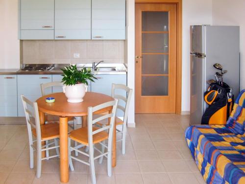 Una cocina y un comedor con mesa y sillas. en Apartment Cosmopolitan Golf - TIR280 by Interhome, en Tirrenia