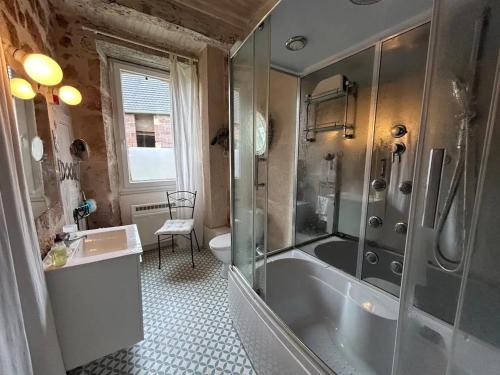 une salle de bain avec une baignoire, un lavabo et une douche dans l'établissement Maison accueillante avec vue sur le jardin à Villac, à Villac