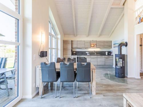 Un comedor con mesa y sillas y una cocina. en Holiday Home Wolken Blick by Interhome, en Dagebüll