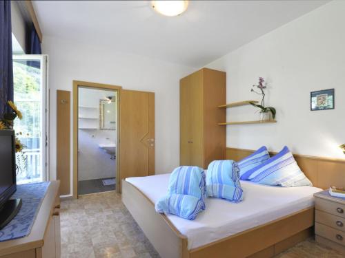 Кровать или кровати в номере Apartment Festenstein by Interhome