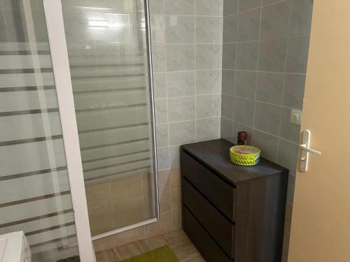 Ένα μπάνιο στο Appartement convivial à Bouillante de 66 m²
