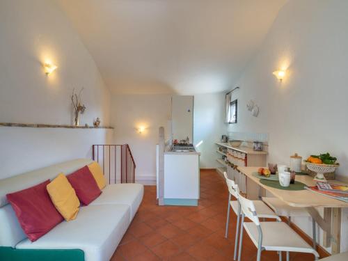 Una sala de estar con un sofá blanco y una cocina. en Holiday Home Annina - DOL285 by Interhome, en Bellissimi