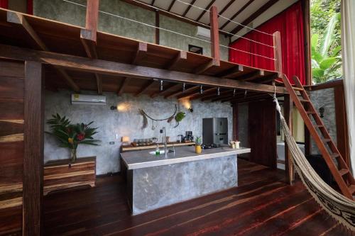 a kitchen in a house with a loft bed at villaseñoritaincognita in Minca