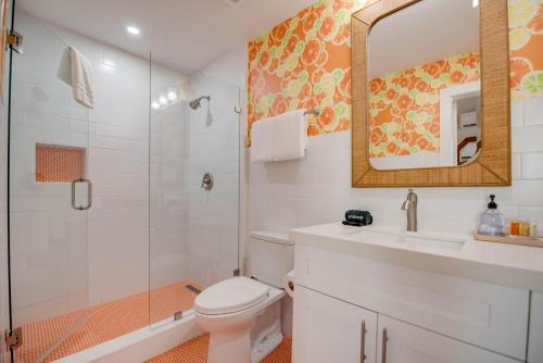 een badkamer met een toilet, een wastafel en een douche bij Citrus Queen at Custom House Inn in Key West