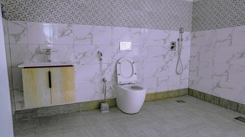 Ένα μπάνιο στο 8 Guests - 4 Bedrooms - Dar Es Salaam City