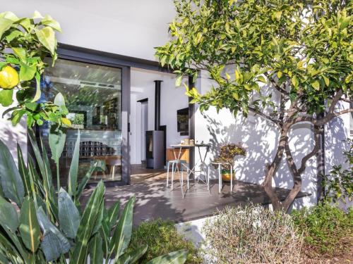 een huis met een binnenplaats met een tafel en stoelen bij Holiday Home La Manzaneta by Interhome in Calonge