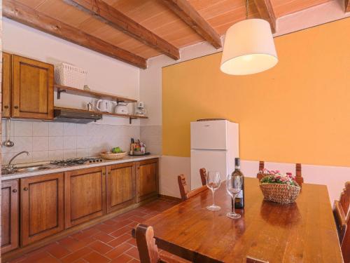 Kuchyň nebo kuchyňský kout v ubytování Holiday Home Fattoria di Fugnano-3 by Interhome